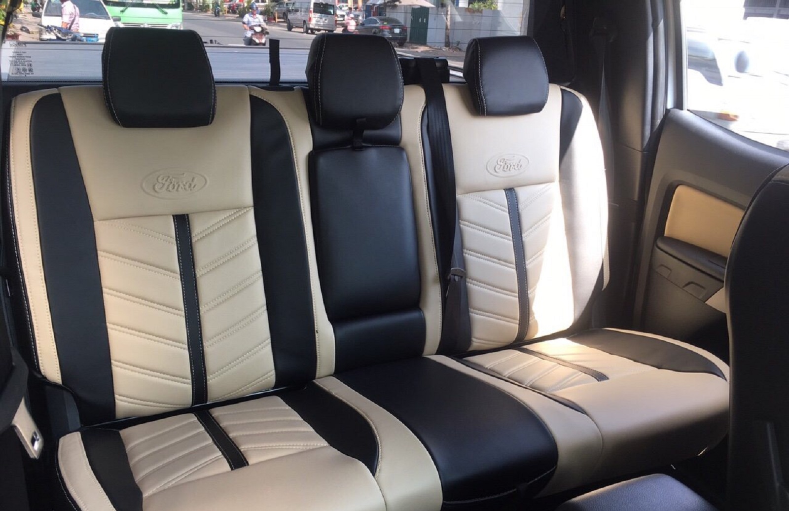 Bọc Lại Nội Thất Xe: Nên Chọn Da Thật Hay Giả Da?