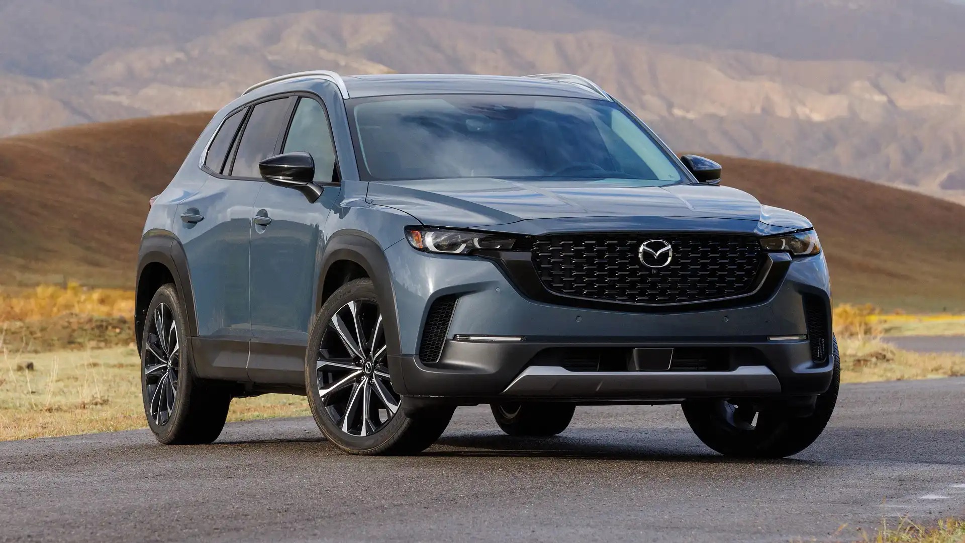 Đến cả Mazda CX-5, CX-30 cũng có bản chống đạn chính hãng