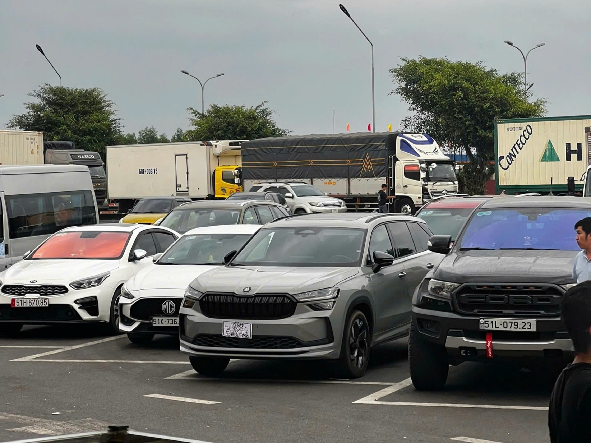 Skoda Kodiaq 2025 bất ngờ lộ ảnh tại Việt Nam: Cạnh tranh Santa Fe bằng máy xăng 2.0L mạnh 187 mã lực, có 2 phiên bản và dẫn động 2 cầu